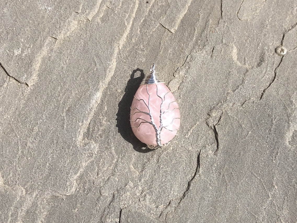 Pendentif quartz rose et arbre de vie